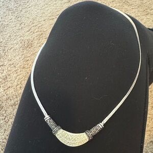 Elegant Silver Necklace with Intricate Detailing